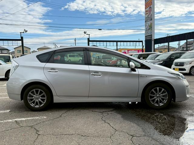 プリウス Ｓ　Ｓキー　ＥＴＣ　ｉｓｔｏｐ　ナビ　フルセグ　ＣＤ　ＤＶＤ　バックカメラ　フォグ　Ｒフォグ　ＨＩＤ　アルミ（9枚目）