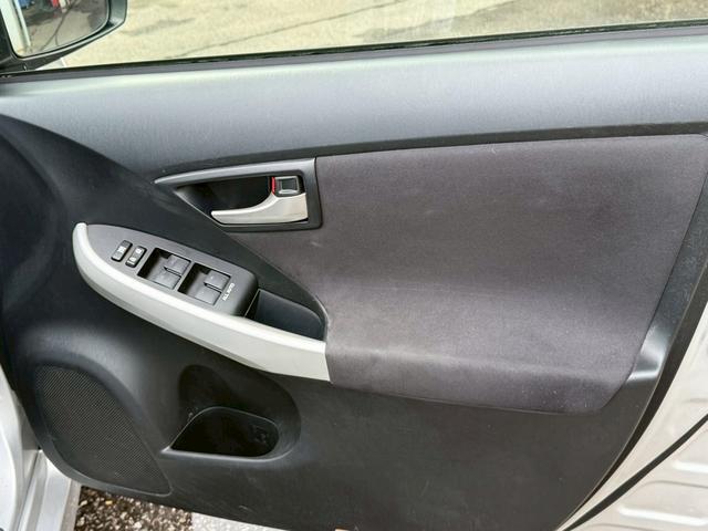 プリウス Ｓ　Ｓキー　ＥＴＣ　ｉｓｔｏｐ　ナビ　フルセグ　ＣＤ　ＤＶＤ　バックカメラ　フォグ　Ｒフォグ　ＨＩＤ　アルミ（31枚目）