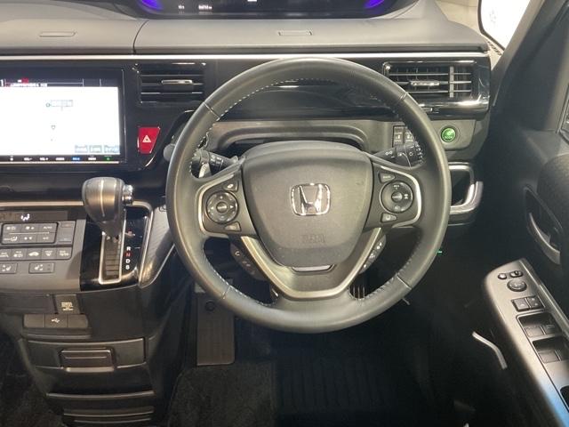 ステップワゴンスパーダ スパーダ・クールスピリットホンダセンシング サイドエアバック スマートキ 左右電動スライドドア バックモニタ Wエアコン 地TV ナビ&TV 三列シート 助手席エアバッグ ドライブレコーダ AAC(14枚目)