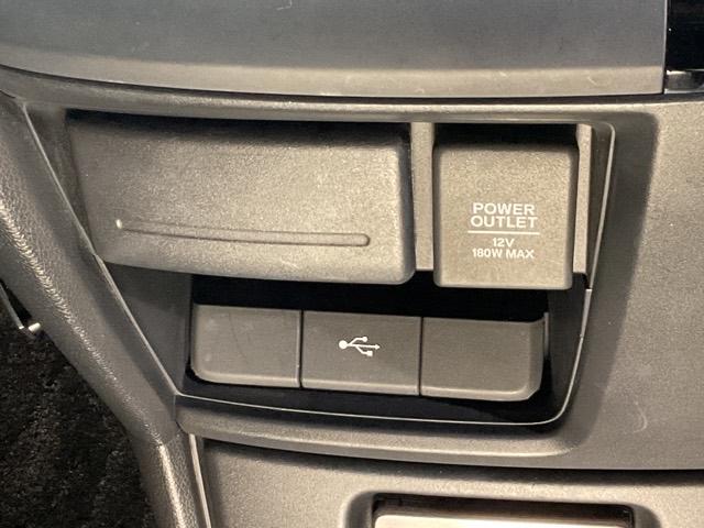 ステップワゴンスパーダ スパーダ・クールスピリットホンダセンシング サイドエアバック スマートキ 左右電動スライドドア バックモニタ Wエアコン 地TV ナビ&TV 三列シート 助手席エアバッグ ドライブレコーダ AAC(28枚目)