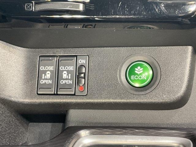 ステップワゴンスパーダ スパーダ・クールスピリットホンダセンシング サイドエアバック スマートキ 左右電動スライドドア バックモニタ Wエアコン 地TV ナビ&TV 三列シート 助手席エアバッグ ドライブレコーダ AAC(30枚目)