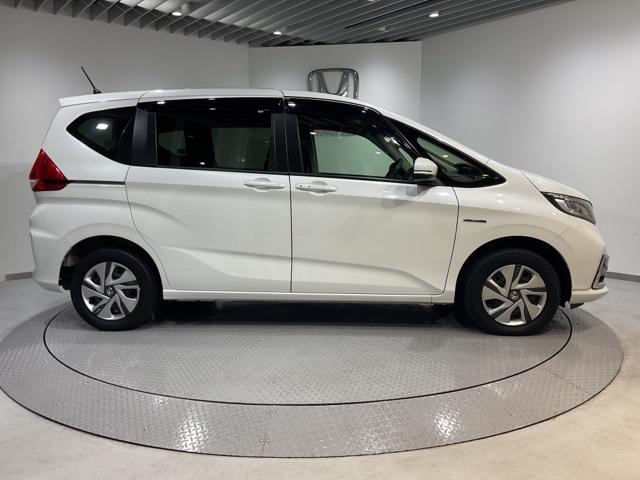 フリード+ハイブリッド ハイブリッドG・ホンダセンシング 四駆 バックモニター 盗難防止装置 ナビ・TV キーレス ETC車載器 地デジ クルーズコントロール AAC DVD再生 ECON パワーウィンドウ エアバッグ(9枚目)