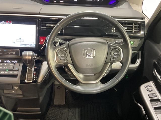 ステップワゴンスパーダ スパーダホンダセンシング 盗難防止 助手席エアバッグ Wパワスラ 地デジ LEDライト 横滑り防止システム オートエアコン リアカメラ ドライブレコーダー装着車 ナビ&TV 三列シート ETC付(13枚目)