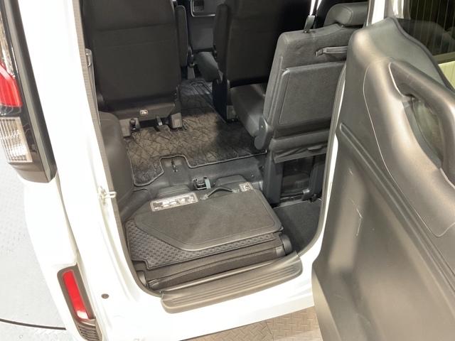 ステップワゴンスパーダ スパーダホンダセンシング 盗難防止 助手席エアバッグ Wパワスラ 地デジ LEDライト 横滑り防止システム オートエアコン リアカメラ ドライブレコーダー装着車 ナビ&TV 三列シート ETC付(18枚目)