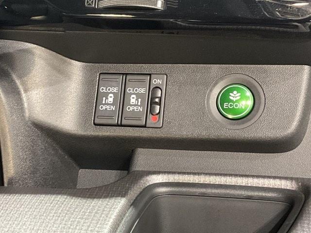 ステップワゴンスパーダ スパーダホンダセンシング 盗難防止 助手席エアバッグ Wパワスラ 地デジ LEDライト 横滑り防止システム オートエアコン リアカメラ ドライブレコーダー装着車 ナビ&TV 三列シート ETC付(29枚目)