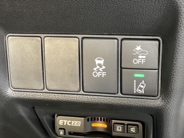 ステップワゴンスパーダ スパーダホンダセンシング 盗難防止 助手席エアバッグ Wパワスラ 地デジ LEDライト 横滑り防止システム オートエアコン リアカメラ ドライブレコーダー装着車 ナビ&TV 三列シート ETC付(30枚目)