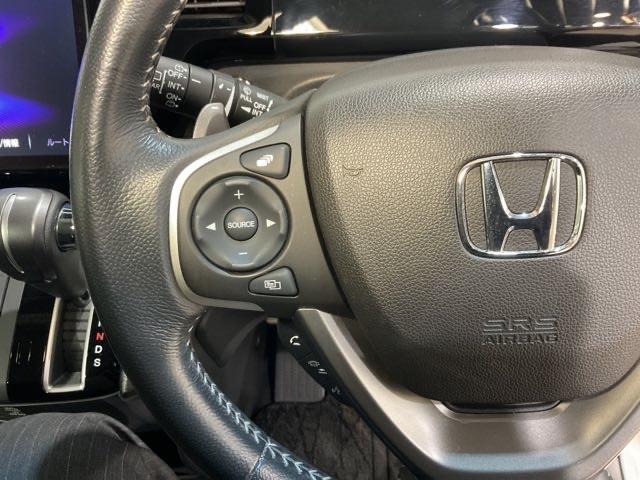 ステップワゴンスパーダ スパーダホンダセンシング 盗難防止 助手席エアバッグ Wパワスラ 地デジ LEDライト 横滑り防止システム オートエアコン リアカメラ ドライブレコーダー装着車 ナビ&TV 三列シート ETC付(33枚目)