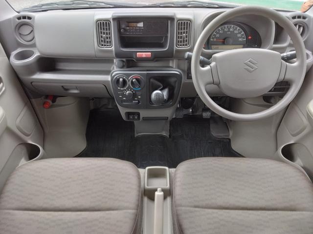 グレーとベージュを基調としたインパネは明るく柔らかな印象で、運転中も快適に過ごせる優雅な空間を提供します。