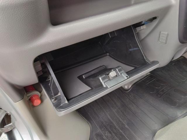 十分な容量を確保したグローブボックスを装備。日常使いに必要なアイテムをすっきり収納でき、車内を快適に保てます。