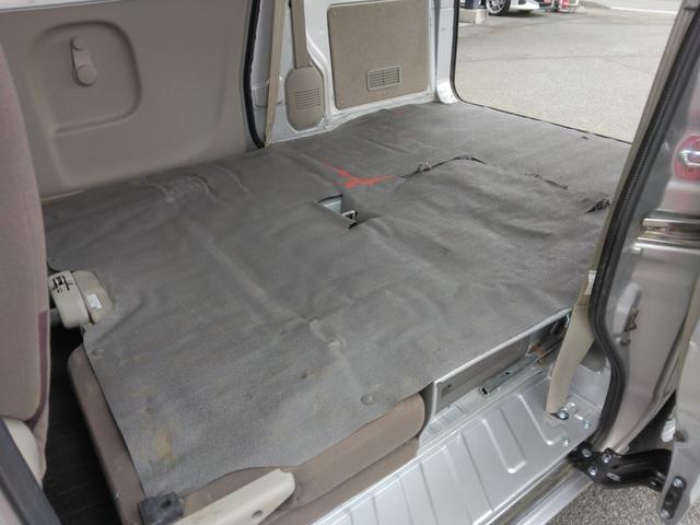 後部座席をすべて倒せば、大きな荷物も積めそうです。仕事にもレジャーにも対応できます。