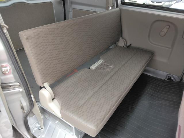 後部座席もきれいな状態です。乗る人すべてに快適な空間を提供します。