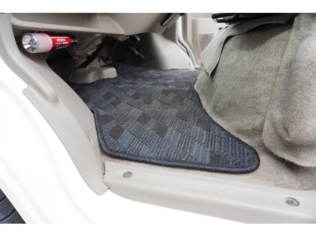 ☆助手席足元です♪　☆純正フロアマットが装備されております♪