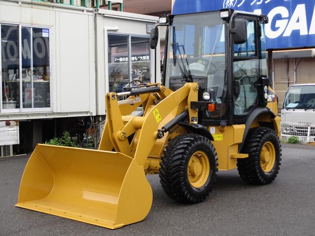 日本 　ＣＡＴ　９０１Ｃ２　ホイールローダー　４ＷＤ　バケット容量０．４ｍ３　使用時間４２１．６ｈ　Ｈ３０〜Ｒ６特定自主検査済　スノータイヤ　前後作業灯　室内ヒーター　ＡＭラジオ　ＡＵＸ（3枚目）