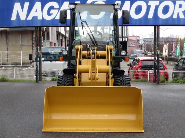 日本 　ＣＡＴ　９０１Ｃ２　ホイールローダー　４ＷＤ　バケット容量０．４ｍ３　使用時間４２１．６ｈ　Ｈ３０〜Ｒ６特定自主検査済　スノータイヤ　前後作業灯　室内ヒーター　ＡＭラジオ　ＡＵＸ（4枚目）