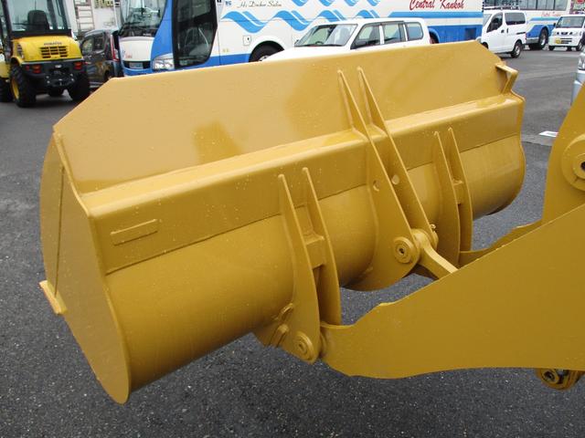 日本 　ＣＡＴ　９０１Ｃ２　ホイールローダー　４ＷＤ　バケット容量０．４ｍ３　使用時間４２１．６ｈ　Ｈ３０〜Ｒ６特定自主検査済　スノータイヤ　前後作業灯　室内ヒーター　ＡＭラジオ　ＡＵＸ（6枚目）