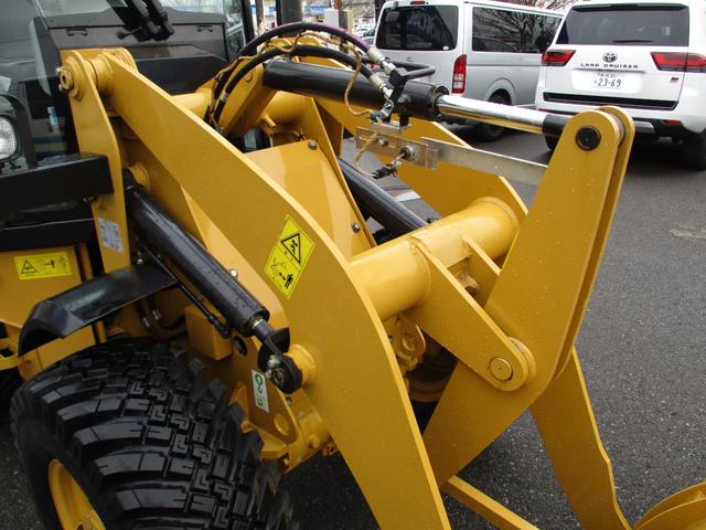 日本 　ＣＡＴ　９０１Ｃ２　ホイールローダー　４ＷＤ　バケット容量０．４ｍ３　使用時間４２１．６ｈ　Ｈ３０〜Ｒ６特定自主検査済　スノータイヤ　前後作業灯　室内ヒーター　ＡＭラジオ　ＡＵＸ（7枚目）