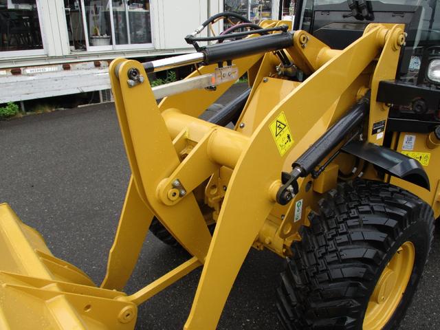 日本 　ＣＡＴ　９０１Ｃ２　ホイールローダー　４ＷＤ　バケット容量０．４ｍ３　使用時間４２１．６ｈ　Ｈ３０〜Ｒ６特定自主検査済　スノータイヤ　前後作業灯　室内ヒーター　ＡＭラジオ　ＡＵＸ（8枚目）