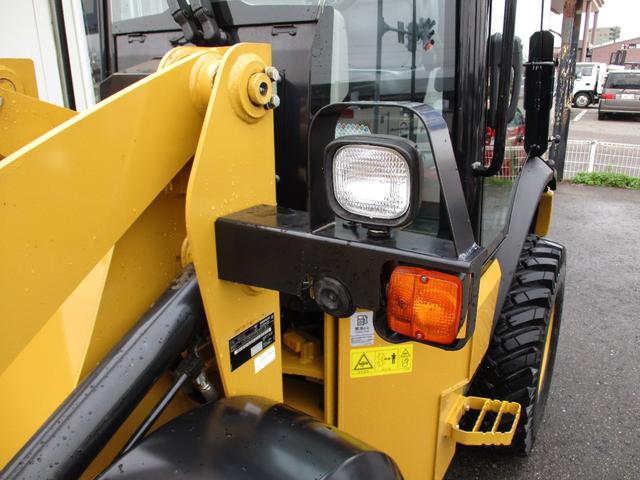 日本 　ＣＡＴ　９０１Ｃ２　ホイールローダー　４ＷＤ　バケット容量０．４ｍ３　使用時間４２１．６ｈ　Ｈ３０〜Ｒ６特定自主検査済　スノータイヤ　前後作業灯　室内ヒーター　ＡＭラジオ　ＡＵＸ（10枚目）