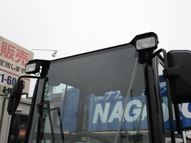 日本 　ＣＡＴ　９０１Ｃ２　ホイールローダー　４ＷＤ　バケット容量０．４ｍ３　使用時間４２１．６ｈ　Ｈ３０〜Ｒ６特定自主検査済　スノータイヤ　前後作業灯　室内ヒーター　ＡＭラジオ　ＡＵＸ（11枚目）