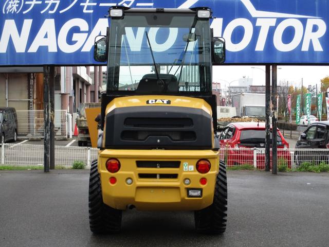 日本 　ＣＡＴ　９０１Ｃ２　ホイールローダー　４ＷＤ　バケット容量０．４ｍ３　使用時間４２１．６ｈ　Ｈ３０〜Ｒ６特定自主検査済　スノータイヤ　前後作業灯　室内ヒーター　ＡＭラジオ　ＡＵＸ（14枚目）