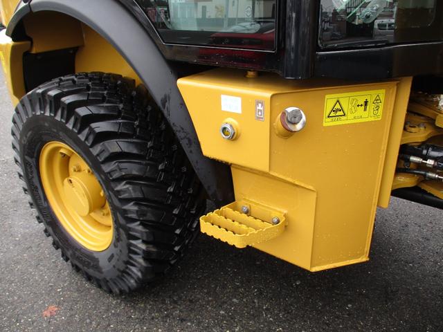 日本 　ＣＡＴ　９０１Ｃ２　ホイールローダー　４ＷＤ　バケット容量０．４ｍ３　使用時間４２１．６ｈ　Ｈ３０〜Ｒ６特定自主検査済　スノータイヤ　前後作業灯　室内ヒーター　ＡＭラジオ　ＡＵＸ（19枚目）