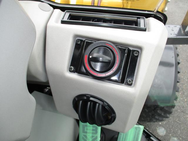 日本 　ＣＡＴ　９０１Ｃ２　ホイールローダー　４ＷＤ　バケット容量０．４ｍ３　使用時間４２１．６ｈ　Ｈ３０〜Ｒ６特定自主検査済　スノータイヤ　前後作業灯　室内ヒーター　ＡＭラジオ　ＡＵＸ（27枚目）