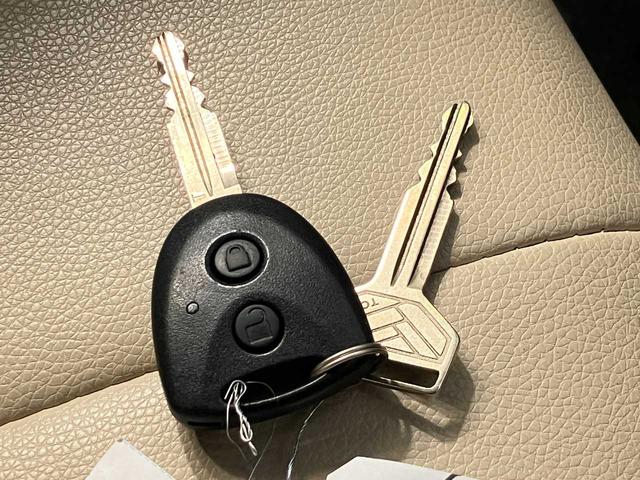 今や欠かせないアイテムとなったキーレス。もちろん付いています。直接キーを差し込まなくてもドアの施錠・開錠が出来ます。ドア回りのキズ防止にもなりますね