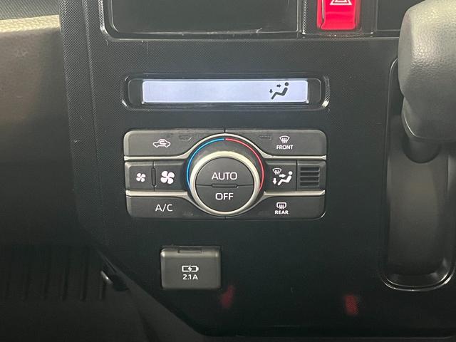 手の届きやすいところで簡単操作ができるオートエアコン。オールシーズンお好みの温度調節ができます。