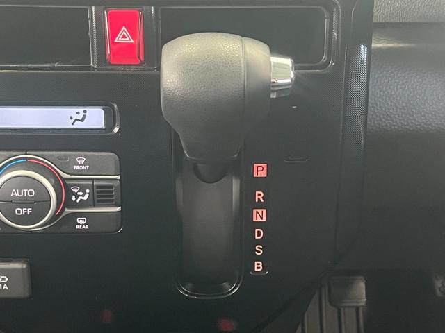 発進時や後退時に操作するレバーです。操作のしやすさが肝になってきます。ぜひ一度体感してください。
