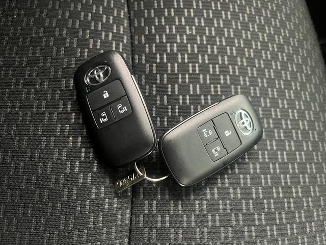 付いてて便利！とても人気の高い装備のスマートキーシステム。キーを携帯しているだけで、ドアロックの開閉並びにエンジンの始動が可能な装備です。