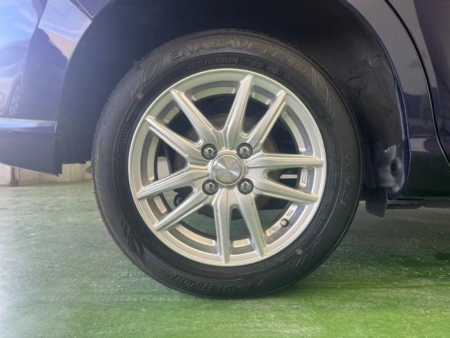 アルミホイールのメリットは「軽さ」と「デザイン性の高さ」と言えます。スチールに比べてアルミは軽量なために、ハンドル操作性の向上や車の燃費が良くなると言われております。