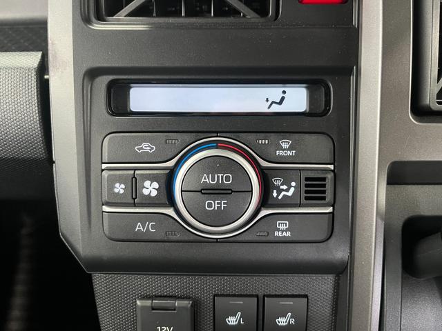 手の届きやすいところで簡単操作ができるオートエアコン。オールシーズンお好みの温度調節ができます。