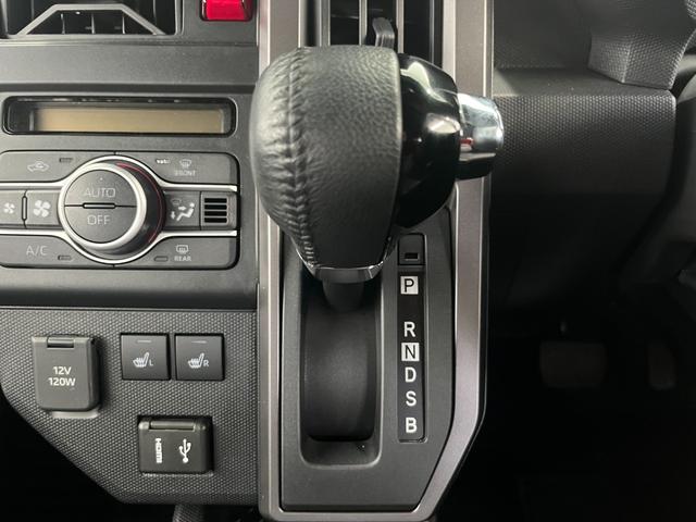 発進時や後退時に操作するレバーです。操作のしやすさが肝になってきます。ぜひ一度体感してください。