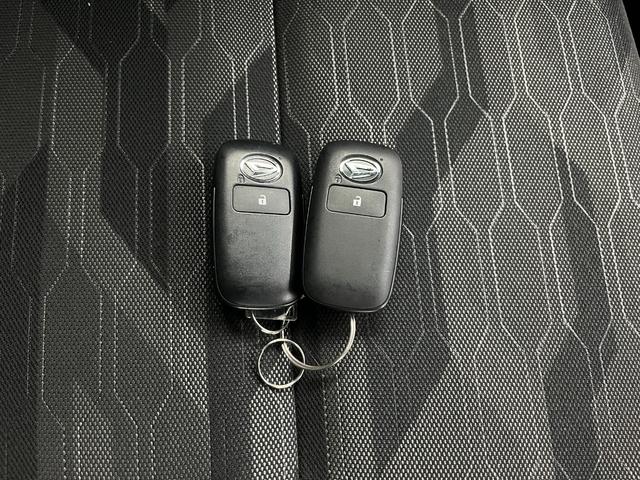 付いてて便利！とても人気の高い装備のスマートキーシステム。キーを携帯しているだけで、ドアロックの開閉並びにエンジンの始動が可能な装備です。