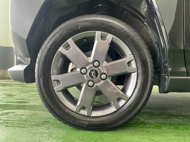 アルミホイールのメリットは「軽さ」と「デザイン性の高さ」と言えます。スチールに比べてアルミは軽量なために、ハンドル操作性の向上や車の燃費が良くなると言われております。