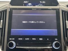 純正ＳＤナビ（ＣＮ−ＬＲ８２０Ｄ）を装着しています。Ｂｌｕｅｔｏｏｔｈ・ＵＳＢ接続／ＣＤ・ＤＶＤ再生／フルセグ視聴等が使用できます。 4