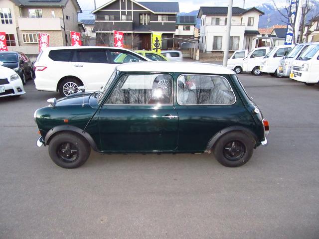 ＭＩＮＩ 　右ハンドル　マニュアル　スタットレスホイール付き　　車検令和６年１０月まで　修復歴無し　グリーンツートン／ホワイトルーフ（9枚目）