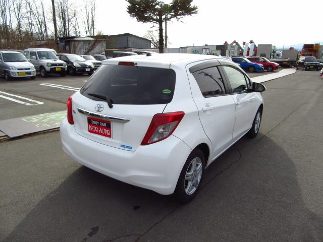 ヴィッツ Ｆ　禁煙車　ＥＴＣ　ＣＤ　スタッドレスタイヤホイール　ノーマルタイヤホイール　衝突安全ボディ　キーレスエントリ－　ＡＢＳ　運転席・助手席エアバッグ　エアコン　パワステ　パワーウィンドウ　電動格納ドアミラー（5枚目）