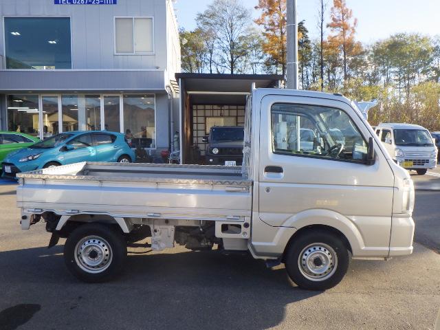 キャリイトラック ＫＣエアコン・パワステ　パートタイム４ＷＤ　４速ＡＴ　オートライト　アイドリングストップ　社外フロントバイザー　煽り縞板ガードフレーム（8枚目）