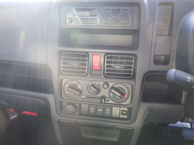 キャリイトラック ＫＣエアコン・パワステ　パートタイム４ＷＤ　４速ＡＴ　オートライト　アイドリングストップ　社外フロントバイザー　煽り縞板ガードフレーム（12枚目）