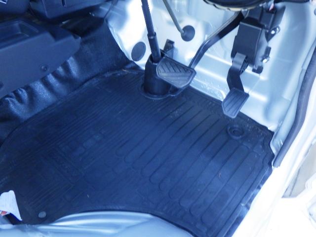 キャリイトラック ＫＣエアコン・パワステ　パートタイム４ＷＤ　４速ＡＴ　オートライト　アイドリングストップ　社外フロントバイザー　煽り縞板ガードフレーム（15枚目）