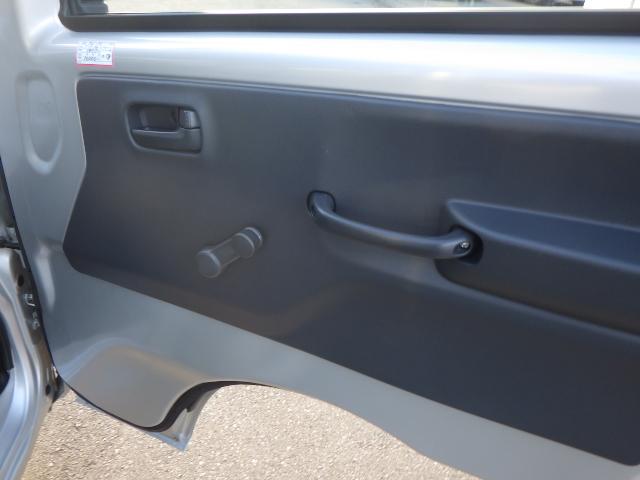 キャリイトラック ＫＣエアコン・パワステ　パートタイム４ＷＤ　４速ＡＴ　オートライト　アイドリングストップ　社外フロントバイザー　煽り縞板ガードフレーム（18枚目）