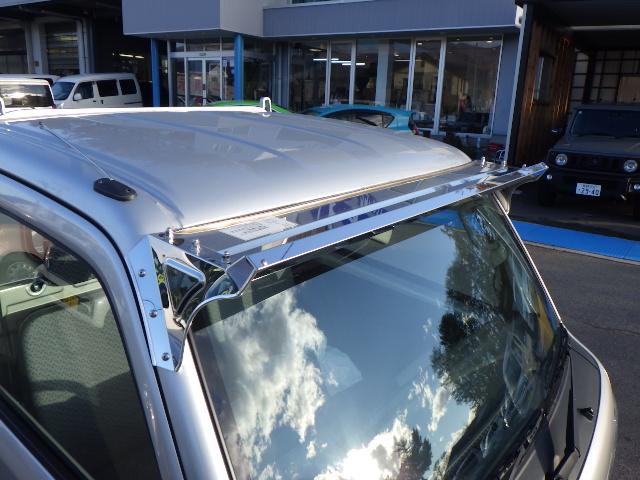 キャリイトラック ＫＣエアコン・パワステ　パートタイム４ＷＤ　４速ＡＴ　オートライト　アイドリングストップ　社外フロントバイザー　煽り縞板ガードフレーム（24枚目）