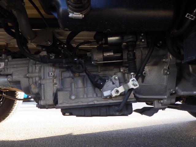 キャリイトラック ＫＣエアコン・パワステ　パートタイム４ＷＤ　４速ＡＴ　オートライト　アイドリングストップ　社外フロントバイザー　煽り縞板ガードフレーム（30枚目）