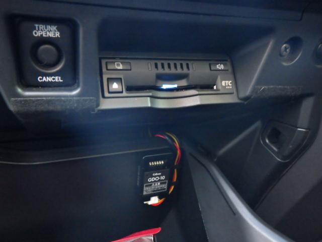 クラウンハイブリッド Ｓ　セーフティパッケージプラス　ローダウン（純正サスあり）　ナビ　ＥＴＣ車載器　バックガイドモニター　アクティブクルーズ　電動シート　シートヒータ　スマートキー（12枚目）