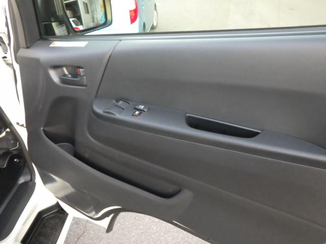 ハイエースバン ＤＸ　ＧＬパッケージ　登録済み未使用車　オーディオレス　ＬＥＤヘッドランプ　ＰＶＭ　デジタルインナーミラー　リヤクーラー＆ヒーター　両側イージークローザー　６人乗り（22枚目）