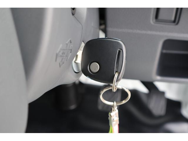 今や欠かせないアイテムとなったキーレス。もちろん付いています。直接キーを差し込まなくてもドアの施錠・開錠が出来ます。ドア回りのキズ防止にもなりますね