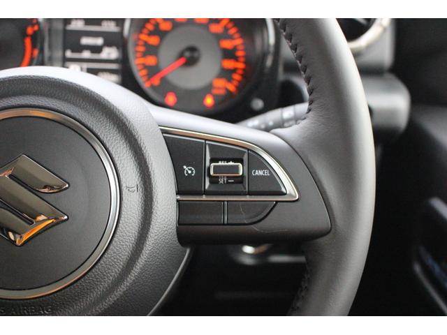 高速道路で便利なクルーズコントロール機能が付いていますよ。速度を設定するとアクセルを踏まなくても一定の速度で走ることができるので足を休ませる事ができますね。