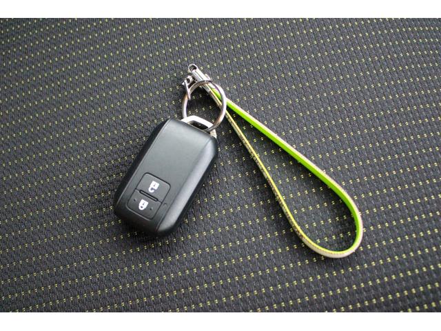 スマートエントリーキーシステムです。鍵を持っていればドアロック、解除、エンジン始動も楽チンです。イチイチ鍵を出す手間も無くなりますよ。悪天候時にも重宝しますね。