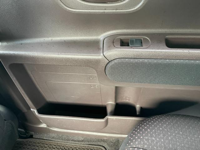 後部座席／小物入れ／ドリンクホルダー